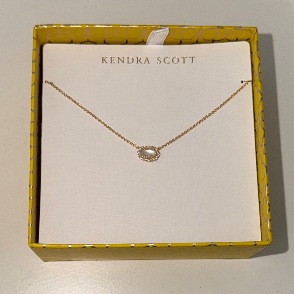 Kendra Scott Gold Pendant Necklace
Flexible with prices just give an offer!